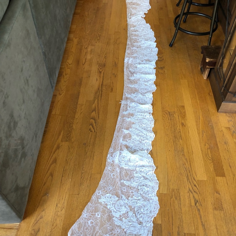 Wedding gown lace Chantilly? - Picture 2 of 10